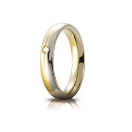 Fede Unoaerre in oro giallo e bianco, modello Andromeda, con brillante da ct 0,03, lucida larghezza fascia 4 mm unisex